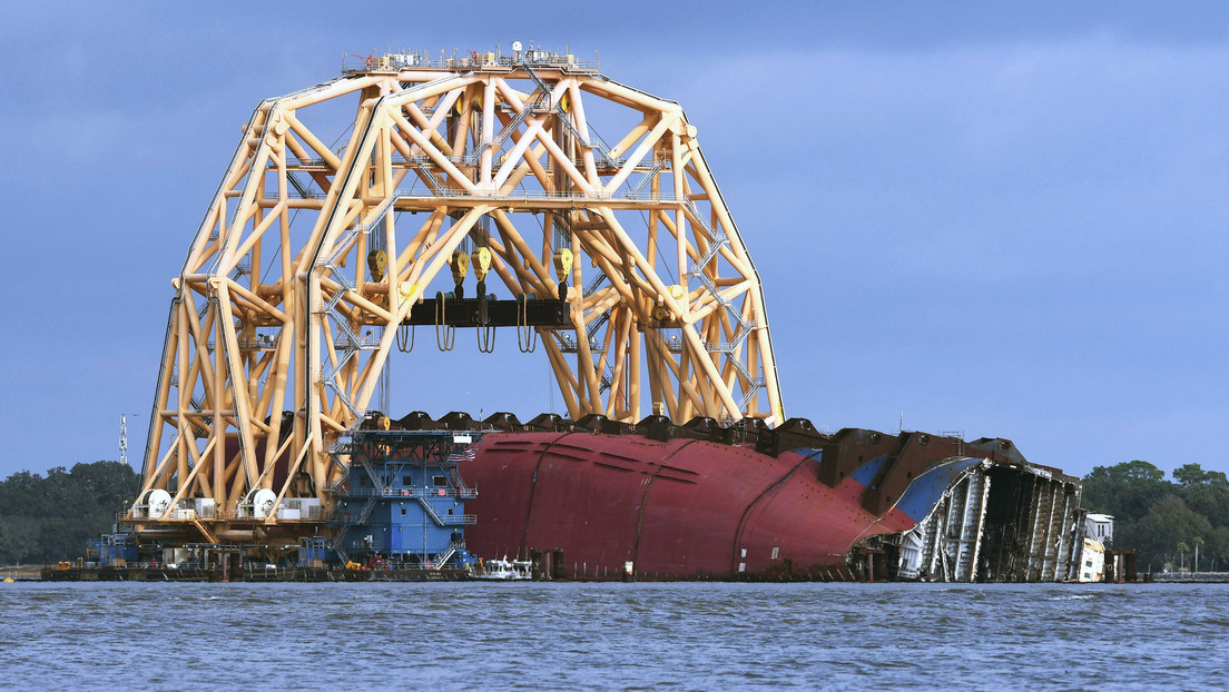 Un carguero naufragado frente a las costas de EE.UU. derrama petróleo y contamina un popular destino turístico