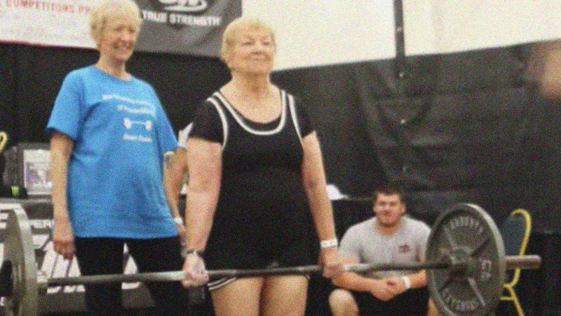 Una mujer de 99 años se convierte en la levantadora de pesas más anciana del mundo