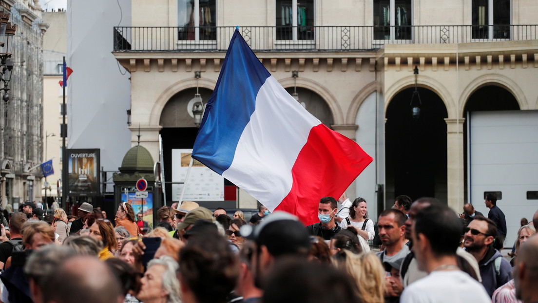 VIDEO: Miles de manifestantes protestan contra el pase sanitario y la vacunación obligatoria en París