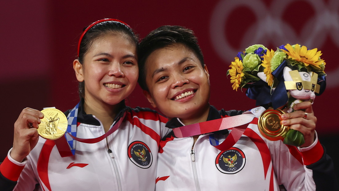Regalan una casa, vacas y comida gratis de por vida a dos deportistas indonesias tras ganar un oro en Tokio 2020