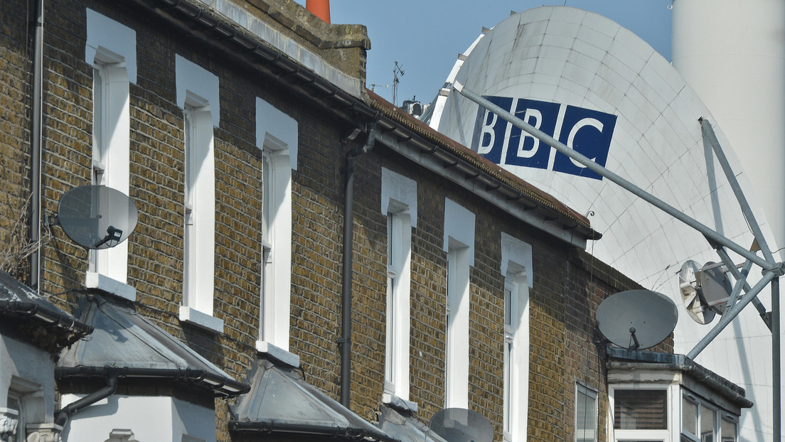 VIDEO: Manifestantes contra los pasaportes anticovid asaltan la sede de la BBC en Londres y protagonizan enfrentamientos con la Policía
