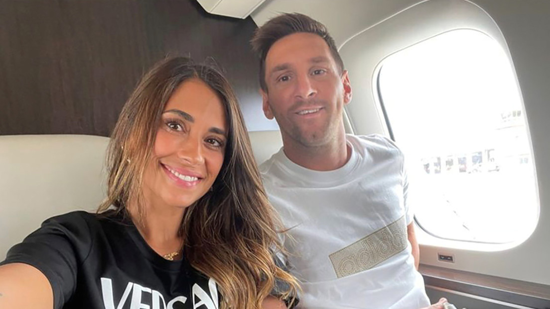 Lionel Messi aterriza en París para firmar su contrato con el PSG