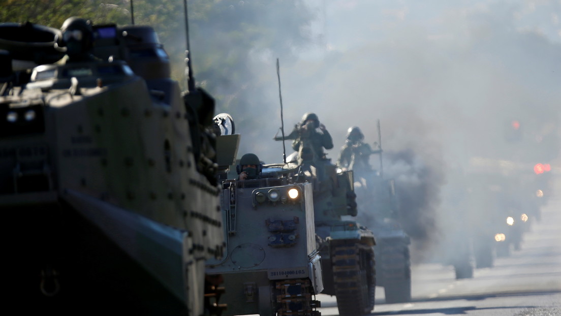 "No habrá ningún golpe contra nuestra democracia": Bolsonaro recibe fuertes críticas de la oposición tras participar en un atípico desfile militar