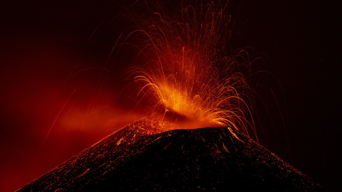 El Etna, el mayor volcán activo de Europa, sigue creciendo tras seis meses de actividad y ahora es más alto que nunca