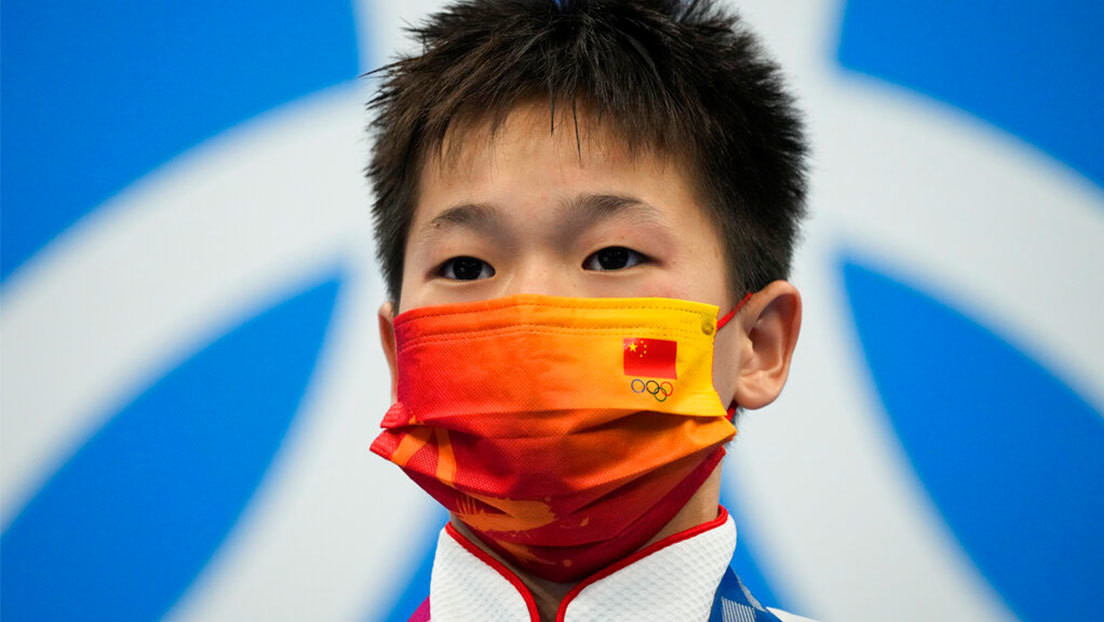 Campeona olímpica china de 14 años rechaza miles de dólares, una casa y tratamiento médico para su madre ofrecidos por sus nuevos fanáticos
