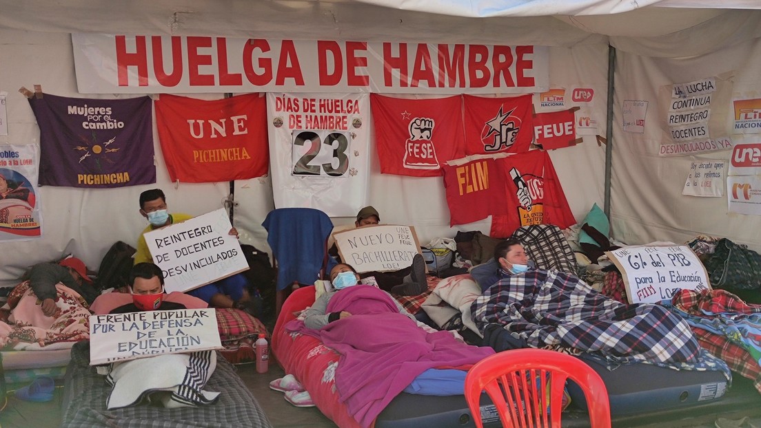 Maestros ecuatorianos levantan la huelga de hambre que realizaron durante un mes