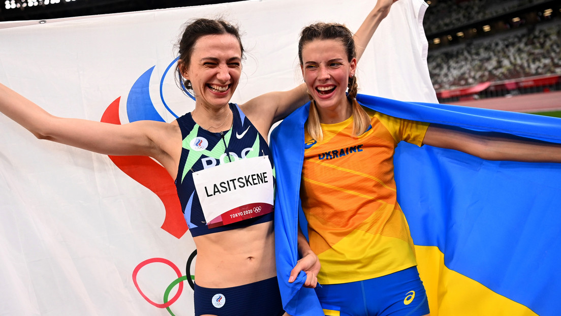 Medallista olímpica ucraniana abraza a su rival rusa en Tokio 2020, enfrenta críticas y el Ministerio de Defensa la cita para que dé explicaciones