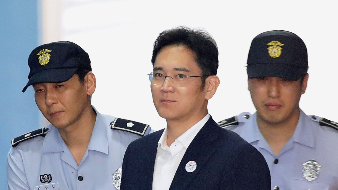 El vicepresidente de Samsung condenado por sobornos y malversación de fondos sale en libertad condicional