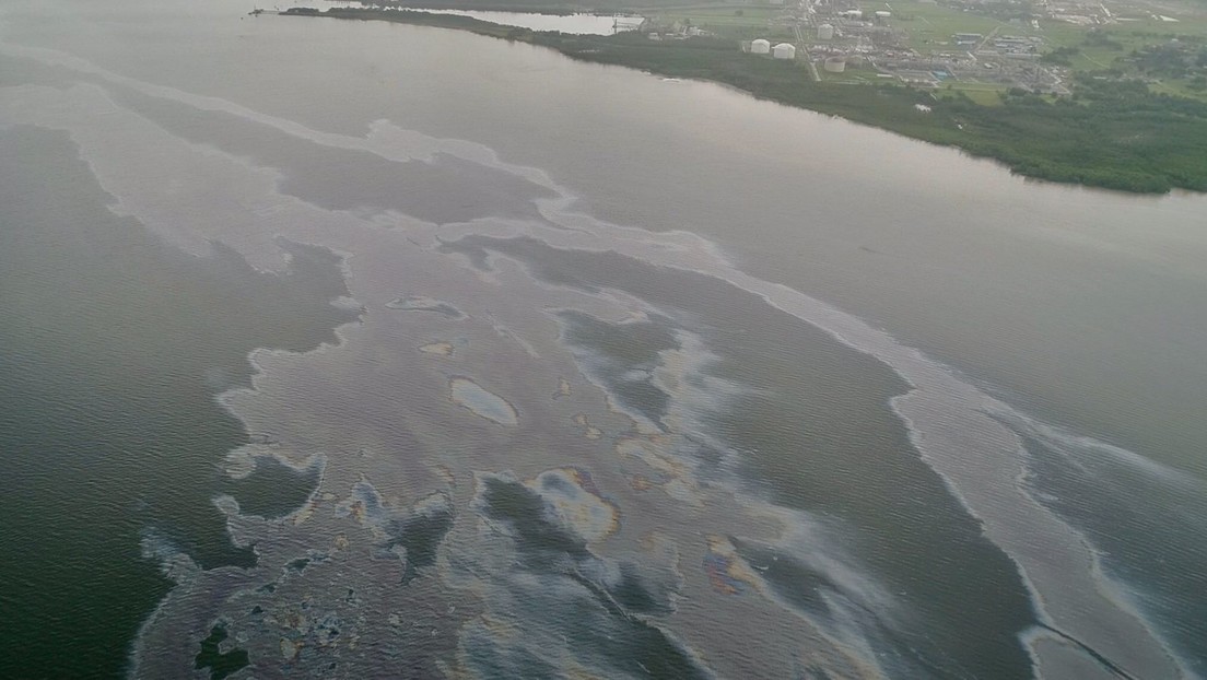 "No fue tan indignante como lo que ahora hacen": pescadores denuncian un derrame de petróleo en el mar, pero aún mas su precaria limpieza (VIDEO)
