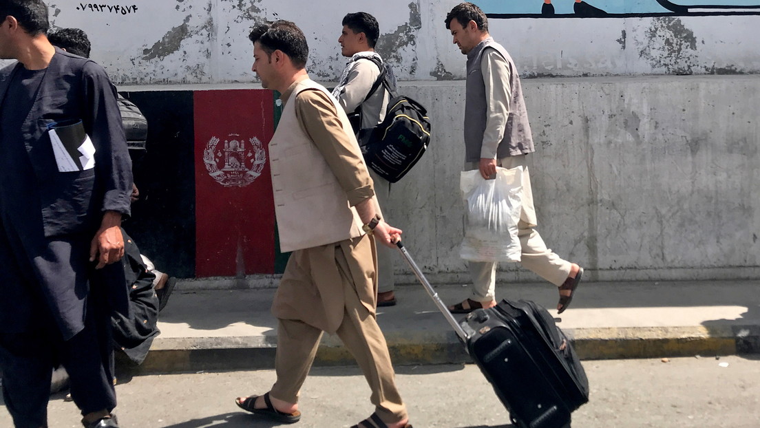 Caos y estampidas en el aeropuerto de Kabul: los afganos se apresuran a abandonar el país ante la llegada de los talibanes (VIDEOS)