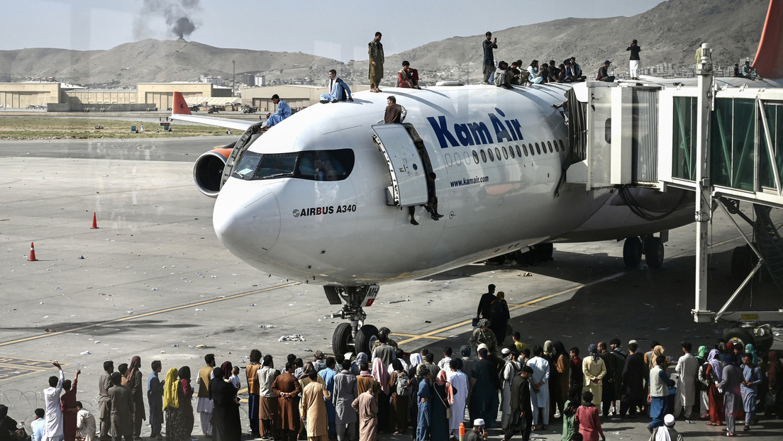 Los afganos que huyen de los talibanes necesitan una prueba PCR negativa para abordar los vuelos comerciales de Kabul