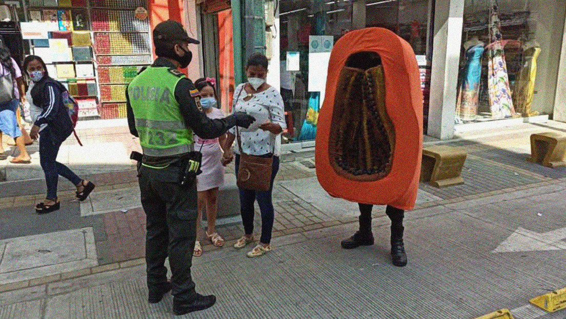 La polémica campaña en la que un policía colombiano disfrazado de papaya alerta a los ciudadanos sobre los robos