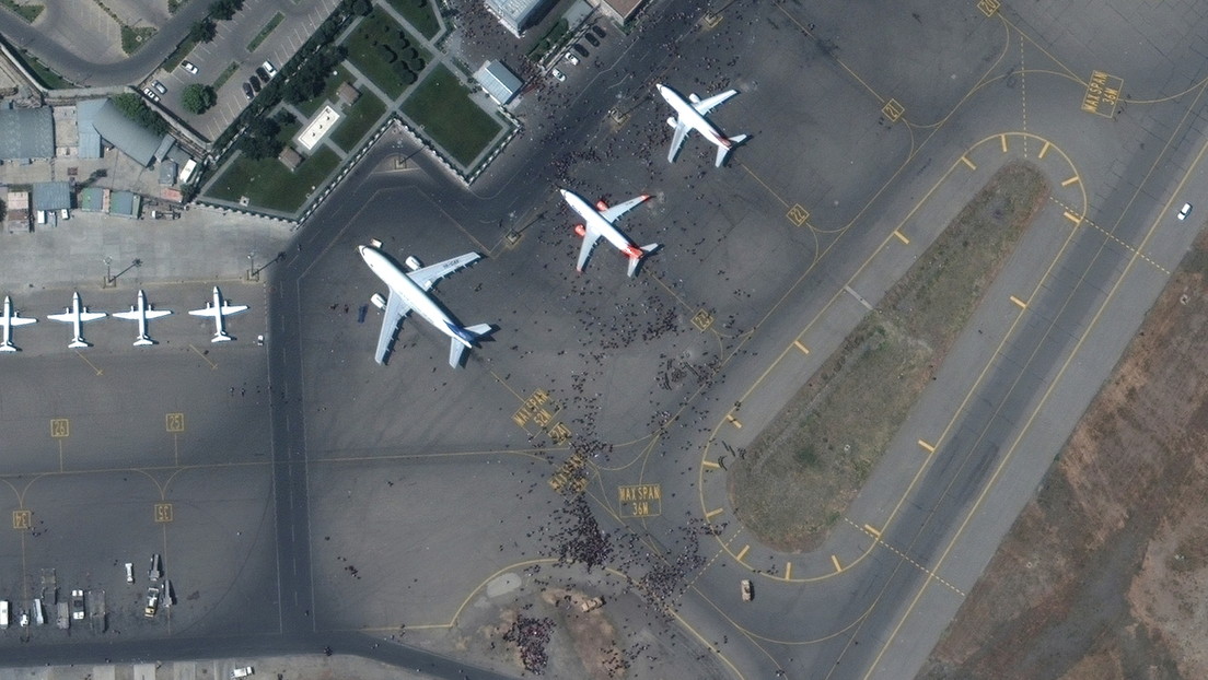 Fotos satelitales evidencian el caos en el aeropuerto de Kabul con multitudes intentando huir de Afganistán