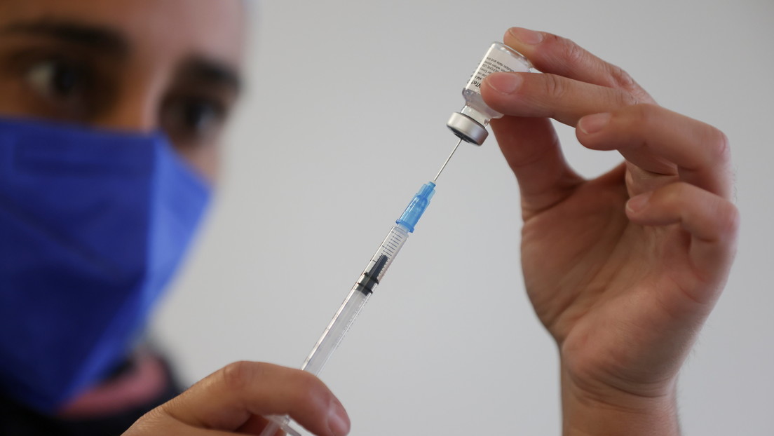 Los tres países de América Latina y el Caribe que ya vacunan con una tercera dosis de refuerzo contra el coronavirus (y el criterio de la OMS)