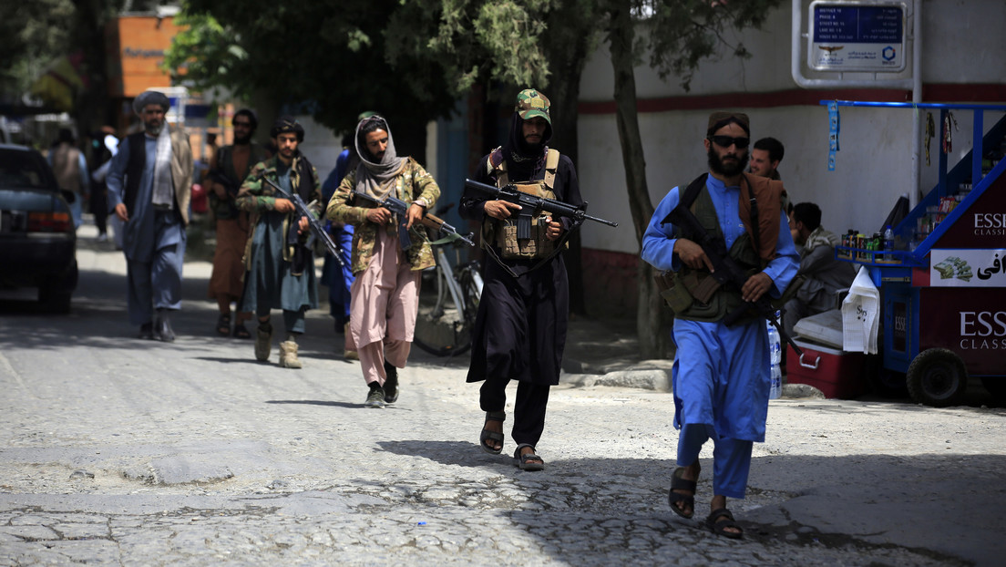 "Tuvimos que intervenir y gritar": Reportera de CNN en Kabul denuncia que talibanes estuvieron a punto de golpear a su camarógrafo con pistolas