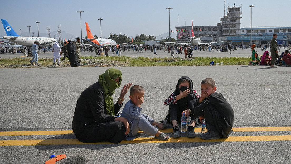 VIDEO: Mujeres afganas desesperadas piden ayuda a gritos a soldados de EE.UU. a la entrada del aeropuerto de Kabul