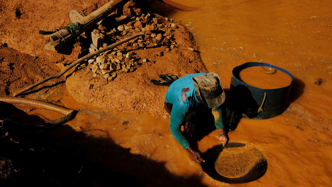 "Cómplices de la destrucción amazónica": El 17 % del oro que exporta Brasil se extrae ilegalmente  (y estos países son los que más compran)