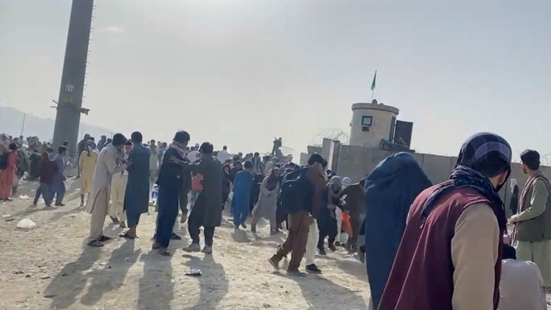 Disparos, granadas de humo y alambre de púas: talibanes y tropas estadounidenses lidian con multitudes desesperadas en el aeropuerto de Kabul (VIDEOS)