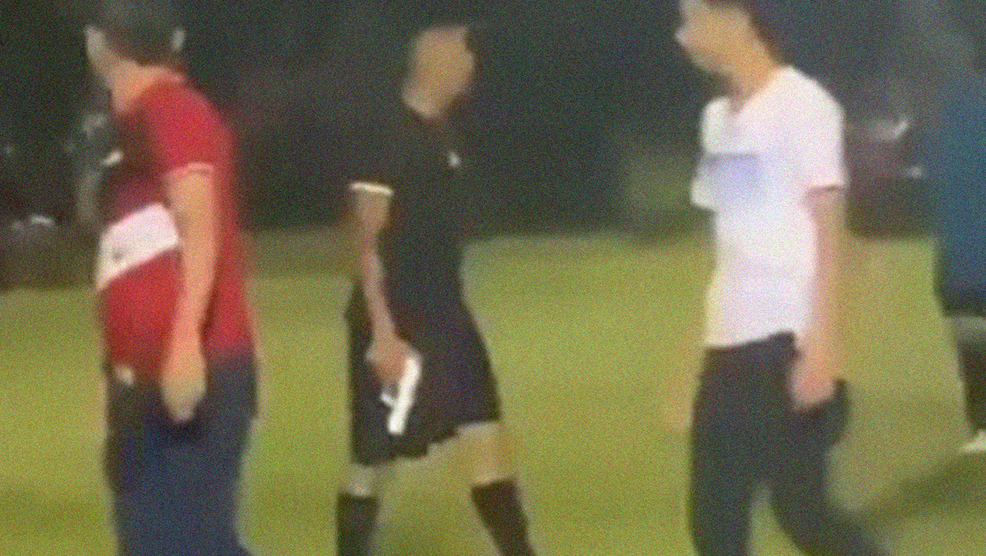 VIDEO: Un árbitro saca una pistola para evitar que un grupo de jugadores y aficionados lo linche