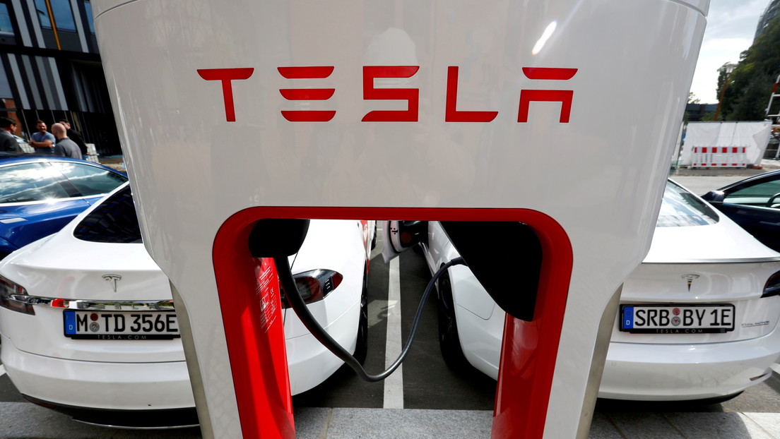 'Hasta con un 'stop' en la camiseta se detendrá': Elon Musk quita hierro a los errores del piloto automático de Tesla