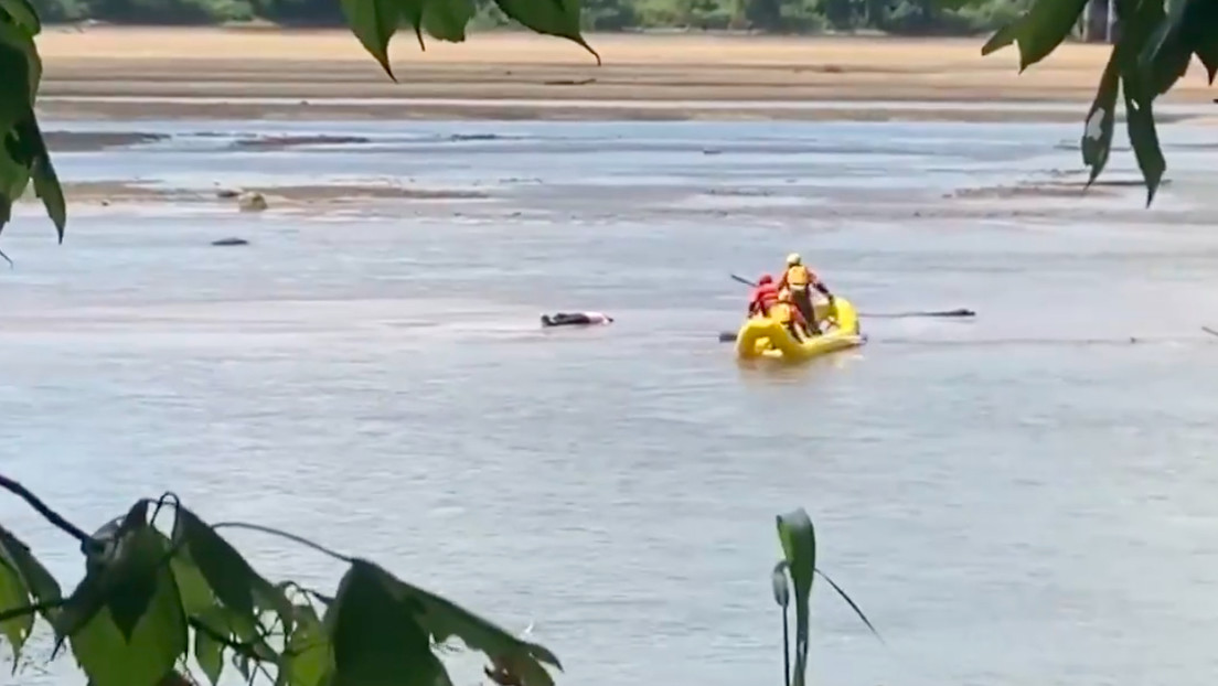 Pensaron que estaba muerto, pero el hombre solo dormía una siesta en el río (VIDEO)