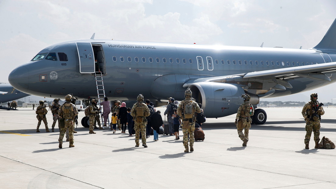 El Pentágono activa la reserva de aviones civiles para acelerar la evacuación de Afganistán mientras los talibanes culpan a EE.UU. por el caos