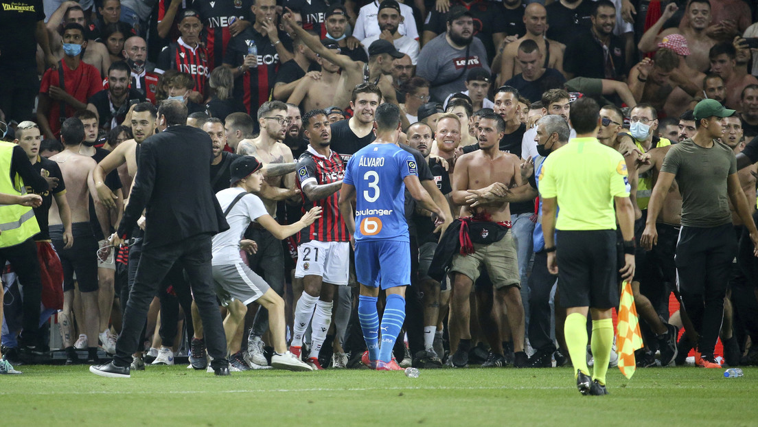 Aficionados irrumpen en el campo, desatan una riña con jugadores rivales y se suspende el partido entre el Niza y el Olympique de Marsella (VIDEOS)