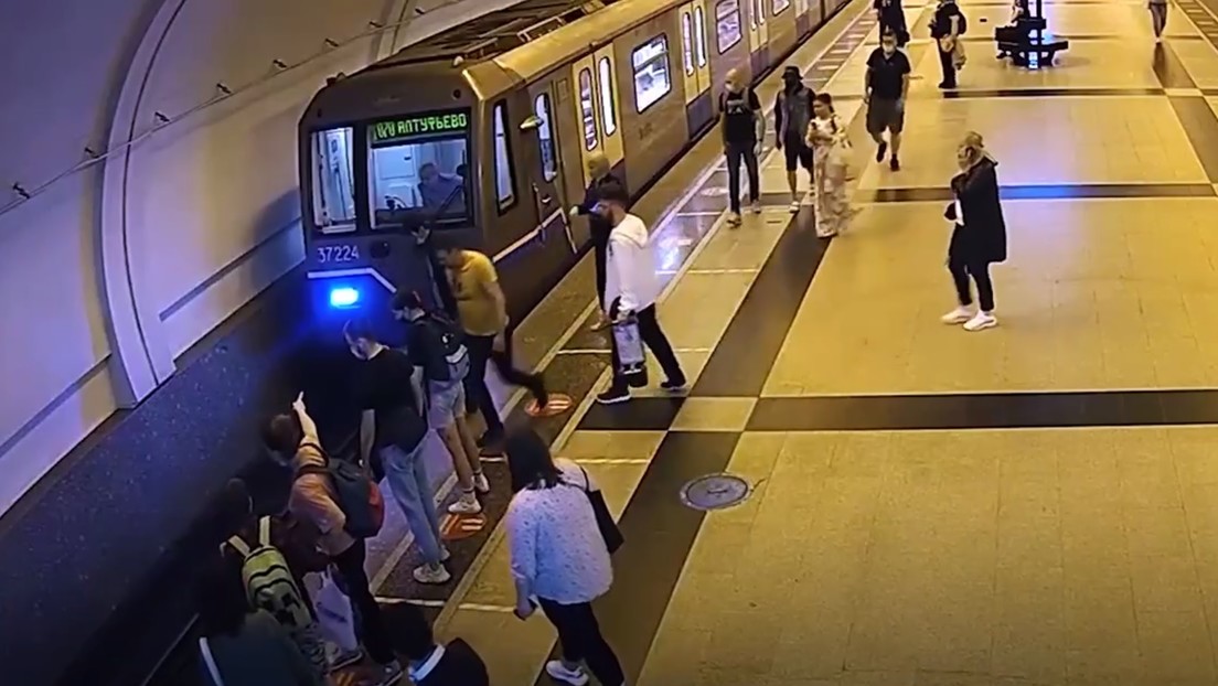 VIDEO: Un hombre se desmaya y cae a las vías en el Metro de Moscú y otros pasajeros lo salvan