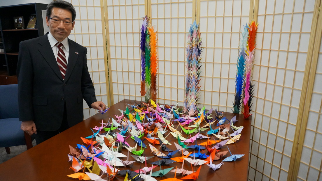 Un diplomático japonés hace una grulla de origami cada día y sube un video a Instagram desde hace más de un año, ¿por qué?
