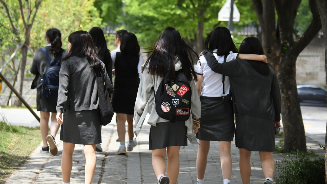 Escuelas para chicas de Seúl abandonan una política que obligaba a las estudiantes a usar ropa interior blanca y sencilla