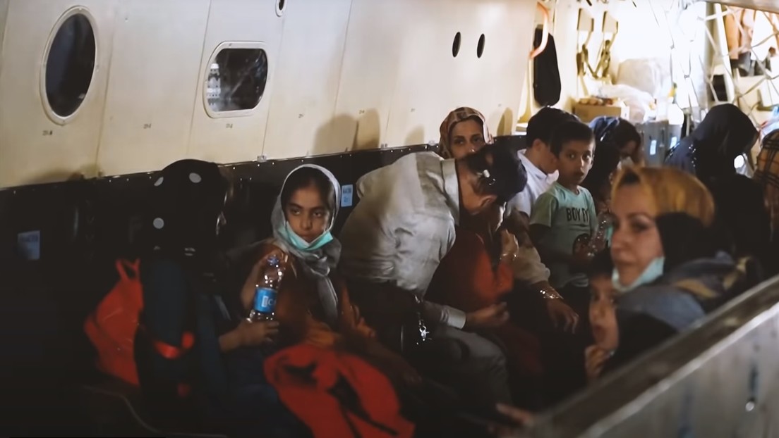VIDEO: Aviones militares rusos evacúan de Afganistán a cientos de civiles