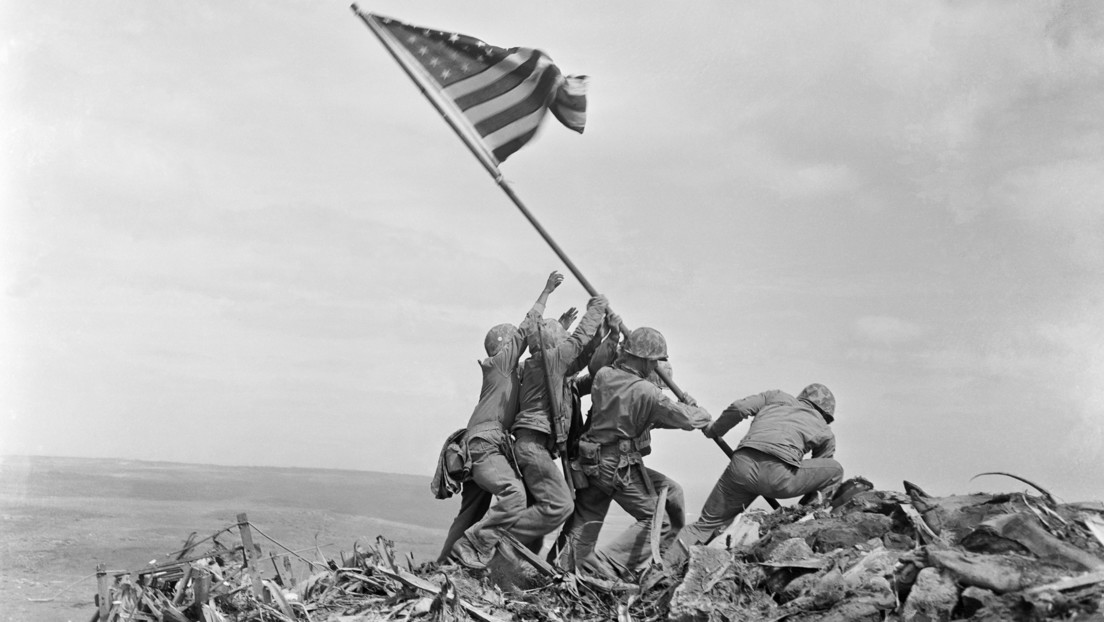 Los talibanes recrean la famosa foto de la batalla en Iwo Jima pero con su bandera en lugar de la estadounidense