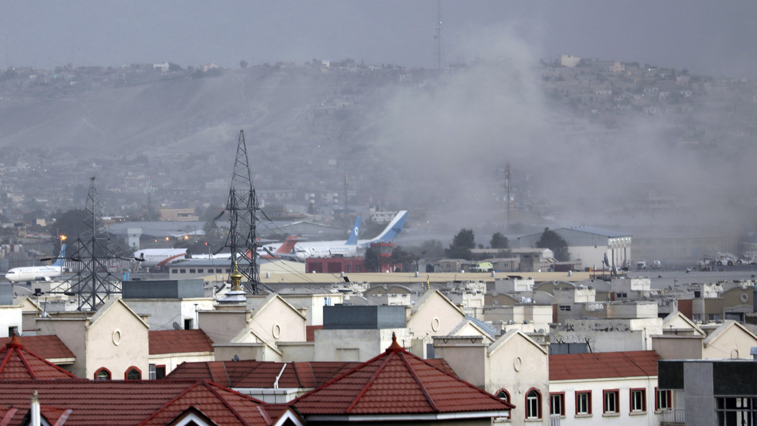 Dos explosiones en un "ataque complejo" en las afueras del aeropuerto de Kabul dejan decenas de víctimas