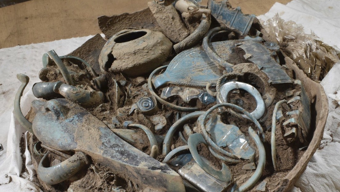 Encuentran vasijas repletas de joyería, armas y herramientas en una necrópolis de 2.800 años de antigüedad en el centro de Francia
