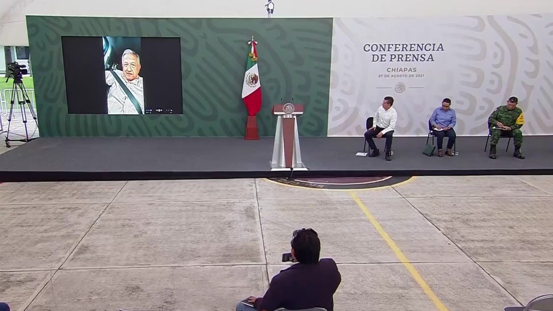Maestros de Chiapas retienen a López Obrador e impiden su ingreso a la conferencia matutina