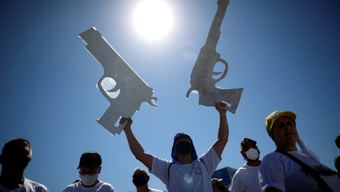 "Todo el mundo tiene que comprar un rifle": Las polémicas declaraciones de Bolsonaro para defender la tenencia de armas