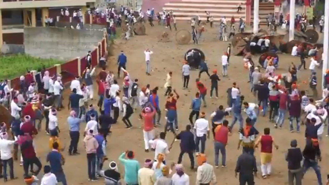 Bagwal, el festival sangriento en el que los residentes de una ciudad india se lanzan piedras y provocan decenas de heridos anualmente (VIDEO)