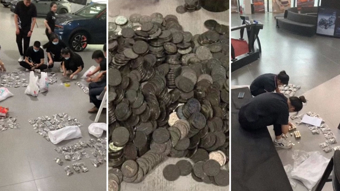 Una veintena de empleados pasan más de 3 horas contando las miles de monedas con las que un hombre compró un auto de más de 7.800 dólares