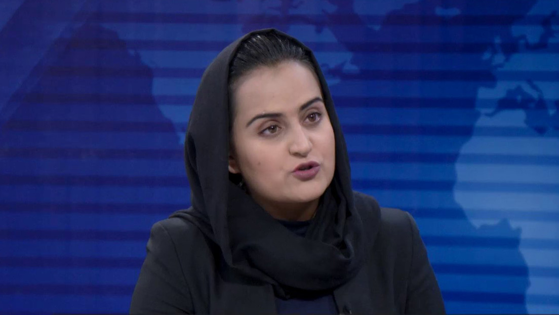 Huye de Afganistán la primera mujer en entrevistar a cara descubierta a un portavoz de los talibanes