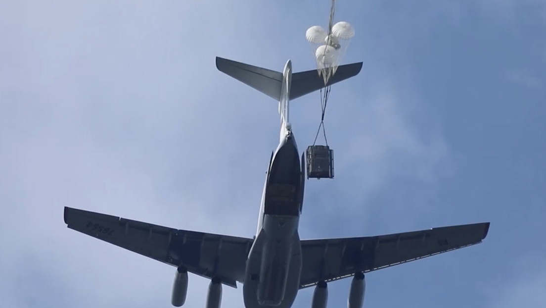 VIDEO: Las fuerzas aerotransportadas rusas lanzan por primera vez en paracaídas un hospital móvil
