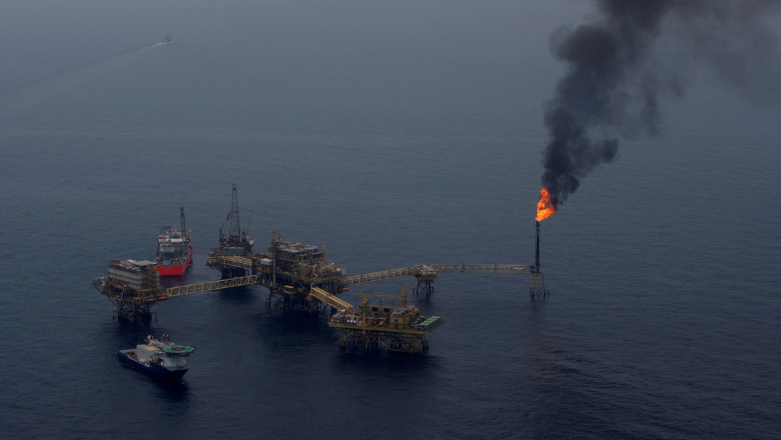 Petróleos Mexicanos restablece los 125 pozos de la importante plataforma marina afectada por un fuerte incendio