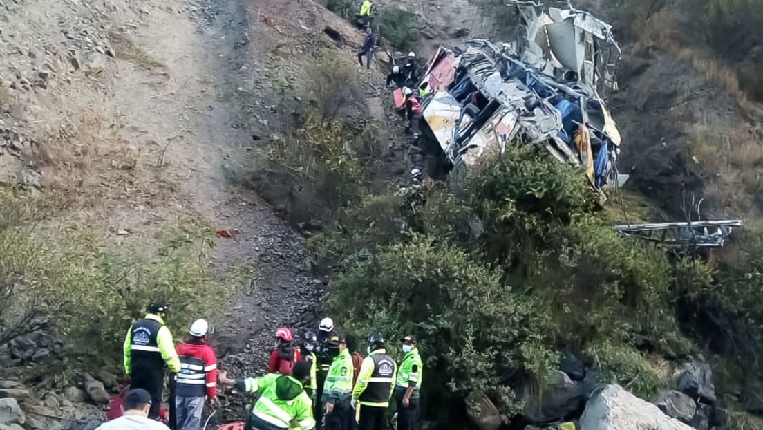 Al menos 21 muertos tras volcarse un ómnibus en Perú