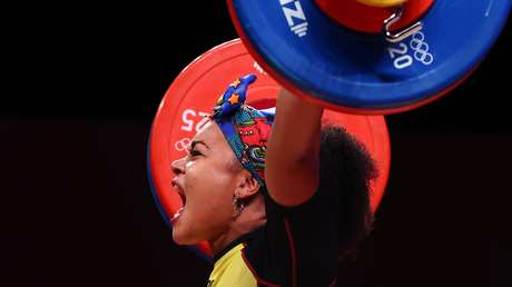 Neisi Dajomes se alza con el oro olímpico en halterofilia y hace historia al convertirse en la primera mujer en lograr esa medalla para Ecuador