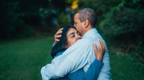 Los padres perdonan al hombre responsable de la muerte de su hija y lo invitan a vivir en su casa
