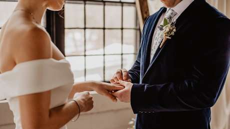 Un novio da positivo por covid-19 antes de la boda y su pareja lo invita a una ceremonia virtual (VIDEO)