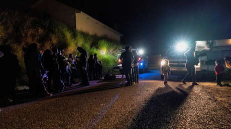 Abandonan a 141 migrantes centroamericanos encerrados en un tráiler en el norte de México