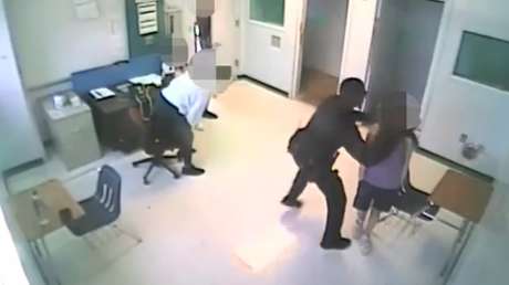Despiden en Florida a un policía que fue filmado agarrando a una adolescente por el cuello y arrojándola al suelo (VIDEO)