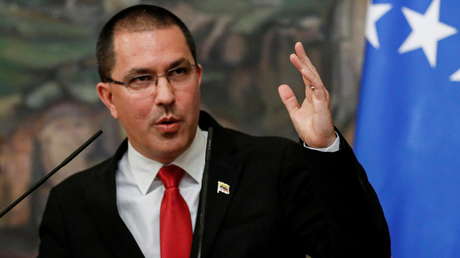 Canciller de Venezuela pide "acabar ya" con "la tiranía oligárquica colombiana" y le aconseja a Duque "actualizarse" sobre los temas de la CPI