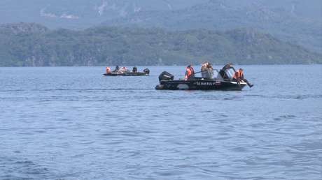 Localizan los restos del helicóptero que cayó a un lago en el Lejano Oriente ruso dejando al menos 8 muertos