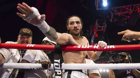 El nieto de Muhammad Ali gana su primer combate por nocaut técnico en su debut en el boxeo profesional (con una reliquia de su abuelo)